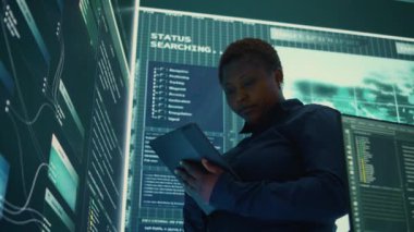 Siber istihbarat uzmanı, siber savunma ve siber saldırılara karşı korunma üzerine çalışan bir devlet kurumundaki büyük ekrandaki verileri inceliyor. Melez savaşında özel bilgi. Kamera B.