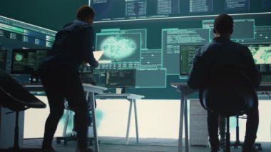 Yüksek teknolojili siber saldırılar ve dijital casusluk yoluyla hassas bilgileri hedef alan hükümet hackleme grubu. Ulusal güvenlik ve veri gizlilik sunucuları üzerinde çalışan bilişim uzmanlarından oluşan bir ekip. Kamera B.