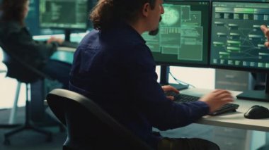 Devletin hackleme odasındaki siber güvenlik uzmanları ağları güvence altına almak için çalışıyorlar. Bilgisayar korsanları kötü amaçlı yazılım tespiti, siber operasyonlar ve dijital paralı askerlere karşı koruma üzerinde çalışıyorlar. Kamera A.