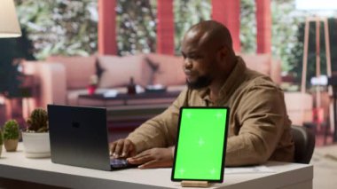 İşletme sahibi, yıllık satış analizleri ve raporları karını artırmak için kullanarak tabletteki bir modelleme sergisinin yanında mali planlar yönetiyor. Girişimci evde bütçe analizi yapıyor. Kamera A.