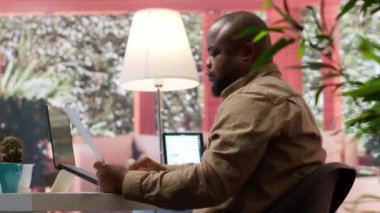 Şirket için küresel ortaklık fırsatlarını araştırarak, yıllık veri raporlarıyla mevcut girişimcilik hedefleri belirleyen bir girişim yöneticisi. İş adamı evde kazan ya da kaybet çalışması yapıyor. Kamera A.