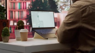Girişimci, bir ofis alanı avının mimari planlarını hazırlıyor, küçük işletmelerin yerini değiştirmek için mülkleri gözden geçiriyor. Kiralık binalar, yeni iş yeri iç tasarımı. Kamera A.