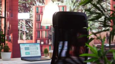 Başlangıç yatırımı ve genişleme için finansal analiz planları yürüten bir iş adamının boş modern ofisi. Bilgi grafikleri ve banka hesap analizleri üzerinde uzaktan çalışma.