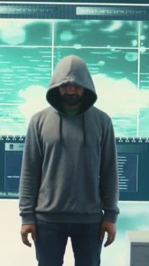 Dikey Video Hükümeti hacker 'ı bir bilgisayar ağında güvenli verilerle çalışır. Casusluk ajansı büyük ekranda. Dijital tehditlere ve veri sızıntılarına karşı korunmak için siber güvenlik önlemleri. Kamera B.