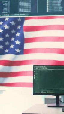 Dikey Video Hükümeti Teknoloji Odası büyük ekranda bir ABD bayrağı gösteriyor, siber savaş ve dijital savunma stratejileri sergiliyor. Bilgi güvenliği, tehdit yönetimi ve siber faaliyetler üzerinde duruldu