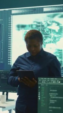 Siber saldırıları analiz eden dikey video hükümet siber savunma ekibi. Bilgi sızıntılarını önlemeye ve siber suçlara karşı koruma sağlamaya çalışan bilişim güvenlik uzmanları, dijital bilgi sağlıyorlar