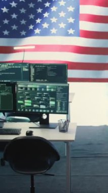 Dikey Video Boş Hükümet Gözetleme Odası bir Amerikan bayrağı, siber güvenlik ve veri koruması gösteriyor. Yüksek teknoloji operasyon merkezi tehdit ve zararlı yazılım tespiti, güvenlik protokollerine odaklanıyor