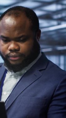 Veri merkezindeki dikey video yazılım geliştiricisi, sorunları çözmek için dizüstü bilgisayardaki tanısal testler ve hata kontrol araçları çalıştırıyor. Bilişim uzmanı, platformların performansını etkileyen ağ sorunları arıyor