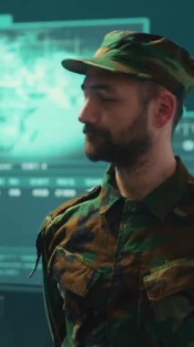 Gizli Servis 'in siber operasyon odasında ulusal güvenlik üzerinde çalışan dikey video korsanları. Bilgi savaşı sırasında siber terörizmle mücadele ve dijital çatışmalara karşı koruma, yüksek