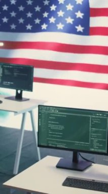Dikey Video Boş Siber Güvenlik Merkezi 'nde Amerikan bayrağı var. Bilgi işlem, dijital güvenlik ve güvenli bilgisayar ve siber zeka için gelişmiş teknolojinin altını çizmek. Melez savaşı