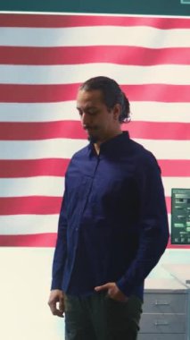 Bir Amerikan bilgisayar korsanı hükümetin siber savunma odasında ileri teknoloji ve hackleme araçları sergiliyor. Siber güvenlik izleme, dijital güvenlik ve ulusal güvenlik üzerinde çalışıyor