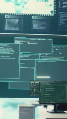 Çalışan personeli olmayan dikey video yüksek teknoloji devlet siber güvenlik odası. Siber tehditlerin önlenmesi, gelişmiş ağ güvenliği ve dijital korumayla saldırılar ve veri ihlallerinin önlenmesi