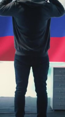 Kapüşonlu bir Rus bilgisayar korsanı yanlış anlama ve manipülasyonla panik yaratıyor ve hükümet siber operasyonlar odasında çalışıyor. Melez bir savaşta sahte haber ve ideoloji propagandasının etkisi