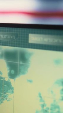 Dikey Video Boş Dijital Operasyon Odası. Büyük ekranda Amerikan bayrağı var. Ağ güvenliği ve siber güvenliği vurguluyor. Gelişmiş teknoloji ve ulusal güvenlik için hackleme araçları