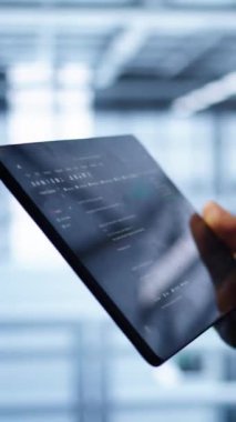 Dikey video programcısı sunucu odası donanımlarını izliyor, kontrol yapıyor, gerekli düzeltmelerin tabletine veri giriyor. Bilgi İşlem Merkezi 'nde çalışan bilişim uzmanı depolama donanımı, kamera B, kapat