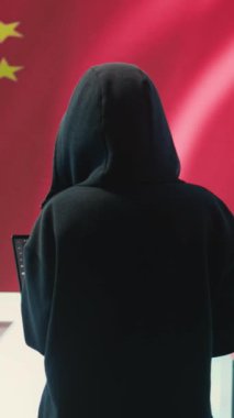 Bir Çin siber güvenlik odasında dikey video teröristi ulusal sistemleri hackliyor, sahte haberler okuyor ve melez savaş propagandası yapıyor. Dijital paralı asker grubu yanlış bilgi yaydı ve...
