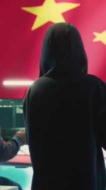 Bir Çin siber güvenlik odasında dikey video teröristi ulusal sistemleri hackliyor, sahte haberler okuyor ve melez savaş propagandası yapıyor. Dijital paralı asker grubu yanlış bilgi yaydı ve...
