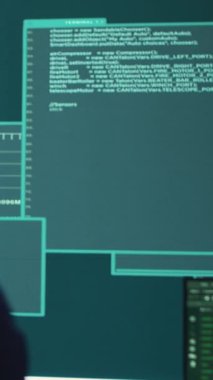 Vertical Video Hükümeti hackerları bilgi toplamak için sunucu altyapısına gelişmiş siber saldırılar planlıyorlar, yüksek teknoloji casus yazılım konsepti. Siber savaş hesaplarını hackleyen uzmanlar