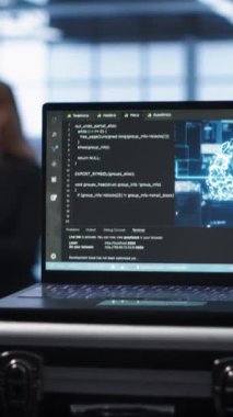 Veri merkezindeki dizüstü bilgisayara dikey video odak noktası bulanık arka planda mühendisler tarafından kullanılan yapay zeka beyni. Sunucu çiftliği ve kamerada yapay zeka öğrenme yazılımını gösteren aygıtı kapat