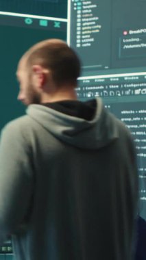 Dikey Video Hükümeti hackerları büyük ekranlardaki siber tehditleri analiz ediyor, yüksek teknoloji bürosundaki önemli veritabanı hackleme faaliyetlerini yönetiyor. Ulusal güvenliği korumak için siber savunma üzerinde çalış