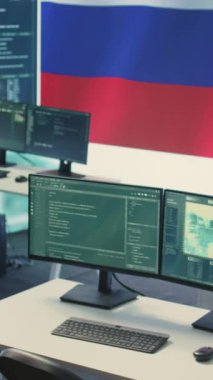 Dikey video hükümet gözetleme odası büyük ekranda bir Rus bayrağı gösteriyor, melez savaş propagandası. Siber suçlar, siber savaş ve politik manipülasyon sahte haberler ve beyin yıkama yoluyla