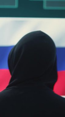 Devletin hackleme odasında dikey video uzmanı. Büyük ekranda Rus bayrağı var. Siber savaş ve propaganda konusunda birey. Rus Federasyonu hacker 'ı sabotaj ve politik manipülasyon üzerinde çalışıyor.