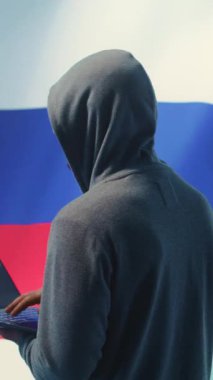 Dikey Rus Siber Güçleri devlet hackleme odasında bilgisayar sistemleriyle çalışıyor. Siber terörizm, sahte haberler ve tehlikeli beyin yıkama, dijital paralı asker