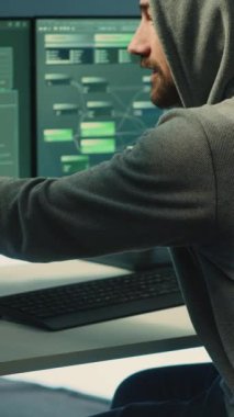 Dikey Video Hükümeti hackerları hassas bilgileri dijital paralı askerlerin siber tehditlerinden korumak için takım çalışması yapıyorlar. Uzmanlar çevrimiçi güvenlik ve siber savunma taktiklerine odaklanıyor. Kamera.
