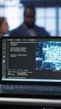 Dikey video odak noktası sunucu merkezindeki mühendisler tarafından yapay zeka bilgisayarlı model kullanılarak bulanık arkaplanda kullanılan bir defter. Dizüstü bilgisayarın kapağını Al ile kapat.