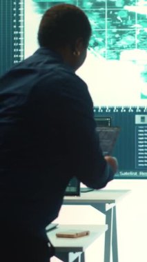 Vertical Video Hükümeti hackerları yüksek teknoloji ofisindeki ağ sistemlerini sömürüyor, ulusal sunucu güvenliği için siber operasyonlar yürütüyorlar. Savaşmak için veri koruma ve çevrimiçi güvenliğe odaklanın