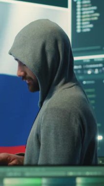 Dikey Rus Siber Güçleri devlet hackleme odasında bilgisayar sistemleriyle çalışıyor. Siber terörizm, sahte haberler ve tehlikeli beyin yıkama, dijital paralı asker