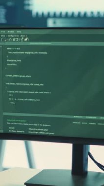 Bilgisayarlarla ve siber gözetim için büyük ekranlarla donatılmış dikey boş devlet hackleme odası. Siber Güvenlik Ajansı dijital güvenlik, siber savunma ve casusluk korumasına odaklanıyor