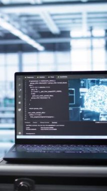 Veri merkezindeki dizüstü bilgisayara dikey video odak noktası bulanık arka planda mühendisler tarafından kullanılan yapay zeka beyni. Sunucu çiftliği ve kamerada yapay zeka öğrenme yazılımını gösteren aygıtı kapat