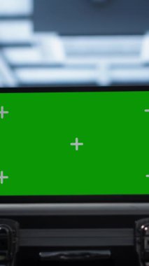 Sunucu odasını izleyen mühendisler tarafından kullanılan dikey video yeşil ekran laptop. Bilgi işlem merkezinde çalışan IT çalışanı tarafından kullanılan kroma anahtarlı deftere odaklan.