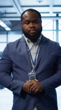 Veri merkezinde sunucu sıraları arasında yürüyen dikey video teknisyeni, yıllık altyapı denetimi yapıyor. Sunucu merkezindeki sistem yöneticisi süperbilgisayar izleme ekipmanı, kamera A