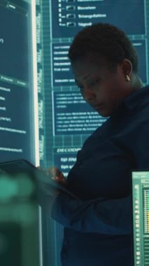 Dikey Video Siber İstihbarat uzmanı bir devlet kurumundaki büyük ekranda siber savunmaya ve siber saldırılara karşı korunmaya odaklanmış verileri inceliyor. Melez savaşında özel bilgi