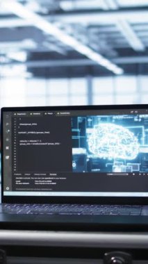Veri merkezi tesisinde insan beyni simülasyonu yapan yapay zekaya sahip el kameralı dikey video dizüstü bilgisayar. Yapay zeka öğrenme algoritmalarını görüntüleyen aygıtı kapat