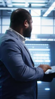 Veri merkezi çalışma alanı sistem tanılama testlerinde dikey video teknisyeni ve sorunları düzeltmek için hata kontrol araçları. Çalışan, platformların performansını etkileyen ağ sorunları arıyor ve