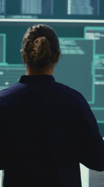Vertical Video Hükümeti hackerları bilgi toplamak için sunucu altyapısına gelişmiş siber saldırılar planlıyorlar, yüksek teknoloji casus yazılım konsepti. Siber savaş hesaplarını hackleyen uzmanlar