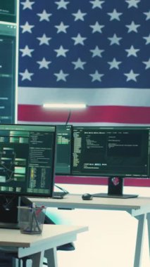 Dikey Video Siber İstihbarat Merkezi ve ABD bayrağı büyük ekranda. Hükümetin siber güvenlik stratejisi, dijital adli tıp ve siber tehditlere karşı korunma