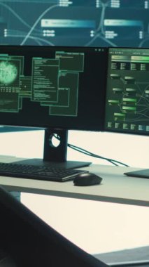Vertical Video Boş Hükümet Hackleme ve gözetleme odası Bilgisayarlar ve ağ görüntüleriyle. Siber güvenlik izleme, tehdit algılama ve siber operasyonlara odaklan. Casusluk bürosu. Kamera.
