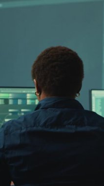 Dikey Video Hükümeti hackerları siber tehdit tespiti için büyük verileri analiz ediyor, ajans masalarında çalışıyor. Profesyonel uzman kadın siber istihbarat ve dijital tehditlerin önlenmesini analiz ediyor.