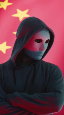 Dikey Video Çinli anonim hackerlar grubu Çin Siber Güvenlik Merkezi 'nde ulusal bayrak ile suç faaliyetlerini ve propagandayı denetliyor. Otokrasi hakkında sahte haberler yaymak ve...