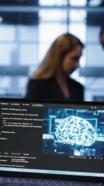 Veri merkezi donanımını desteklemek için kullanılan yapay zeka teknolojisiyle bilgisayarın dikey görüntüsü. Sunucu odası programcıları tarafından arka planda kullanılan yapay zeka teknolojisi, kamera A 'ya odaklan