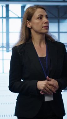 Veri merkezinde yürüyen dikey video yöneticisi. temel hataları belirlemek için izleme sistemleri. Bilgi işlem uzmanı, sunucu çiftliği kurumu teşhisi koyuyor, ihtiyacı olan ekipman hatalarını araştırıyor.