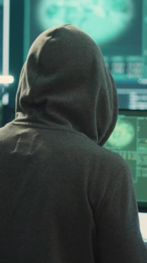 Bir devlet dairesinde siber gözetim ve tehdit tespiti yapan dikey video siber güvenlik uzmanı. Siber suçları önleme ve kötü amaçlı yazılım tespiti yapan profesyonel hackerlar ekibi