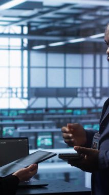 Sunucu çiftlik işletmesindeki dikey video ekibi yeni sipariş edilmiş depolama ünitesi kuruyor. Veri merkezindeki iş arkadaşları depolama düzeneği bileşenlerini, kamera A 'yı değiştiriyorlar.