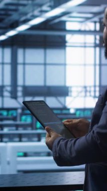 Sunucu odasındaki yeni sipariş edilmiş depolama ünitesini kuran dikey video sistemi yöneticisi. Veri merkezinde çalışan yazılım geliştiricisi depolama eşyalar, kamera A