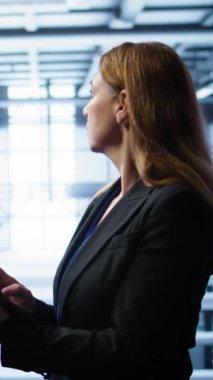 Dikey video sistemi yöneticisi, veri merkezi ekipman ömrünü uzatmak için tablet kullanarak yıllık bakım yapıyor. Bilgisayarları dijital aygıt kullanarak izlemede IT uzmanı