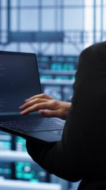 Yavaş veri aktarımına yol açan ağ sorunlarını çözmek için dizüstü bilgisayar kullanarak sunucu çiftliğinde dikey video sistemi yöneticisi. Veri merkezindeki bilişim destek elemanı etkileyen hataları düzeltiyor